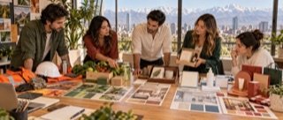 Equipo compara muestras y materiales promocionales antes de seleccionar proveedores.